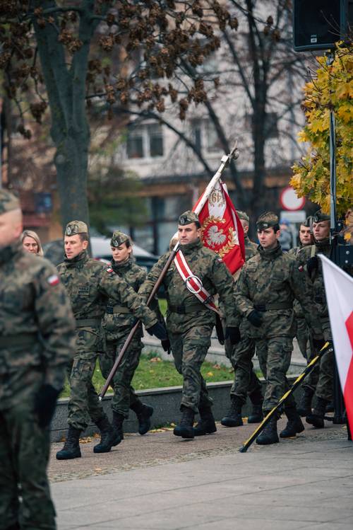 Żołnierze niosący sztandar