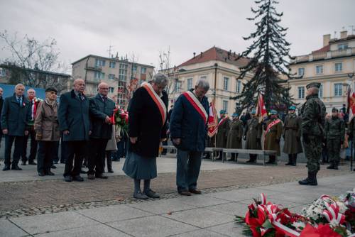 Kolejni uczestnicy pod pomnikiem.