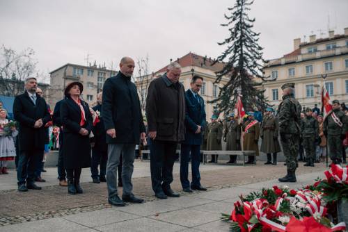 Uczestnicy pod pomnikiem.
