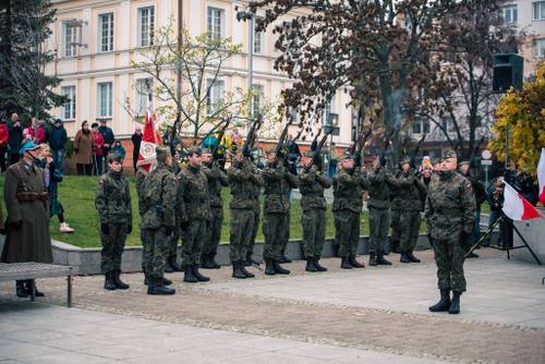 Przygotowanie do salwy - żołnierze z bronią uniesioną ku górze.
