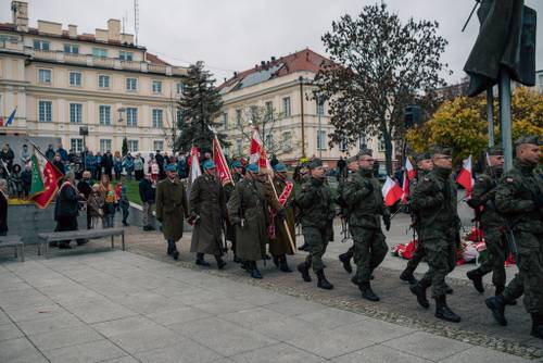 Przemarsz pod budynkiem Starostwa powiatowego w Pruszczu Gdańskiem
