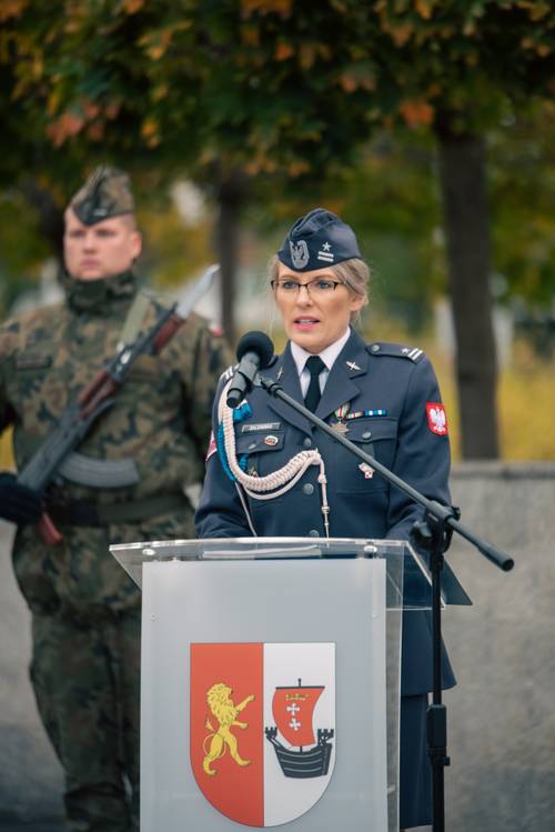 Przedstawicielka policy przemawiająca podczas uroczystości.