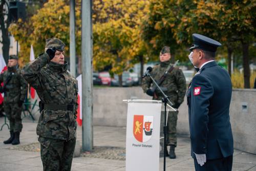 Salutujący żołnierz.