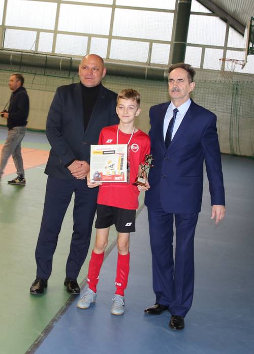 zdjęcie przedstawia zawodnika wraz z zastępcą burmistrza do spraw społecznych Jerzym Kulką i dyrektorem Zespołu Szkół Ogólnokształcących Jarosławem Karnathem
