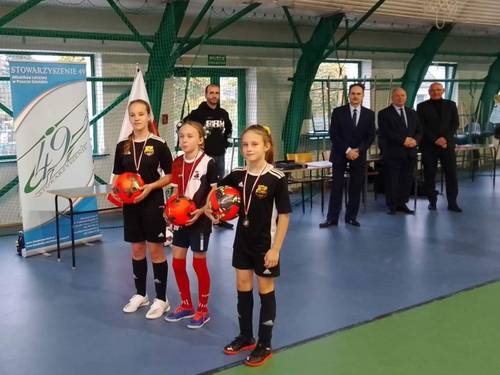 zdjęcie przedstawia dziewczęta biorące udział w turnieju