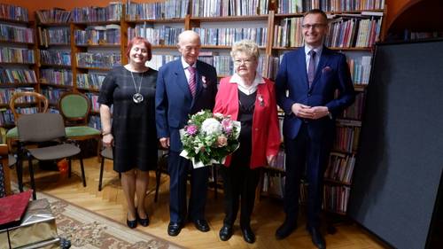 zdjęcie przedstawia jubileusz pożycia małżeńskiego