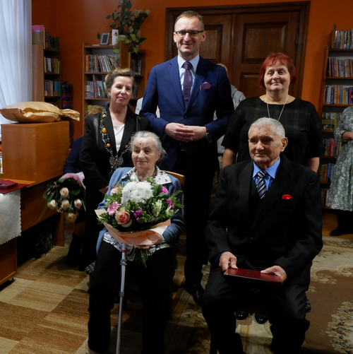 zdjęcie przedstawia jubileusz pożycia małżeńskiego