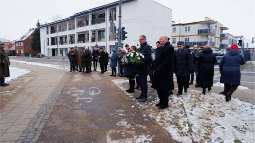 Zdjęcie przedstawia uroczystość obchodów 78. rocznicy Marszu Śmierci w Pruszczu Gdańskim