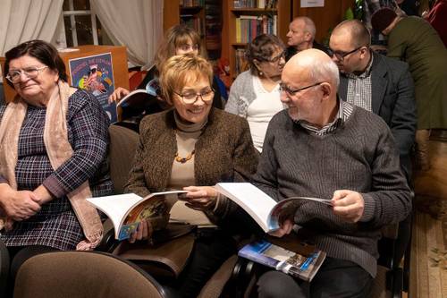 Zdjęcie przedstawia spotkanie dotyczące trzeciej części książki Historia Powiatu Gdańskiego w pytaniach w Powiatowej i Miejskiej Bibliotece w Pruszczu Gdańskim