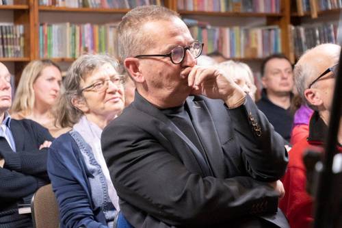 Zdjęcie przedstawia spotkanie dotyczące trzeciej części książki Historia Powiatu Gdańskiego w pytaniach w Powiatowej i Miejskiej Bibliotece w Pruszczu Gdańskim