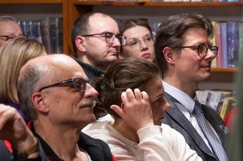 Zdjęcie przedstawia spotkanie dotyczące trzeciej części książki Historia Powiatu Gdańskiego w pytaniach w Powiatowej i Miejskiej Bibliotece w Pruszczu Gdańskim