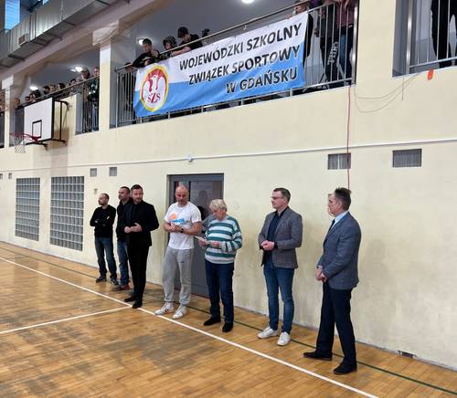 Na zdjęciu są przedstawiciele Szkolnego Związku Sportowego w Gdańsku, Szkoły Podstawowej nr 4 i Urzędu Miasta w Pruszczu Gdańskim oraz senator Ryszarda Świlski przemawiający do zespołów koszykarskich
