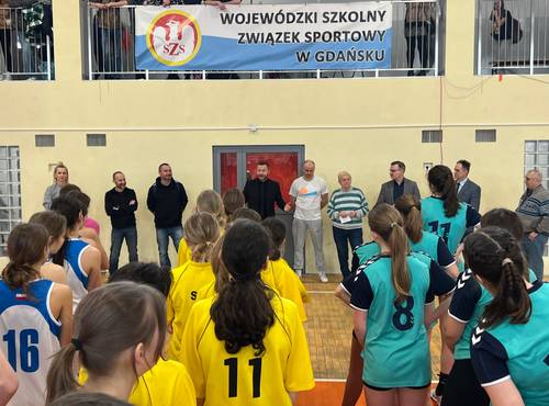 Na zdjęciu są przedstawiciele Szkolnego Związku Sportowego w Gdańsku, Szkoły Podstawowej nr 4 i Urzędu Miasta w Pruszczu Gdańskim oraz senator Ryszarda Świlski przemawiający do zespołów koszykarskich
