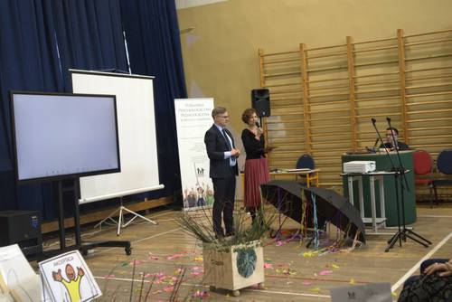 Zdjęcie przedstawia konferencję Razem dla edukacji i rozwoju w Szkole Podstawowej nr 4 w Pruszczu Gdańskim
