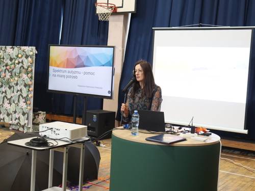 Zdjęcie przedstawia konferencję Razem dla edukacji i rozwoju w Szkole Podstawowej nr 4 w Pruszczu Gdańskim