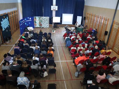 Zdjęcie przedstawia konferencję Razem dla edukacji i rozwoju w Szkole Podstawowej nr 4 w Pruszczu Gdańskim