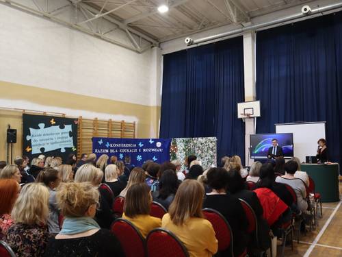 Zdjęcie przedstawia konferencję Razem dla edukacji i rozwoju w Szkole Podstawowej nr 4 w Pruszczu Gdańskim