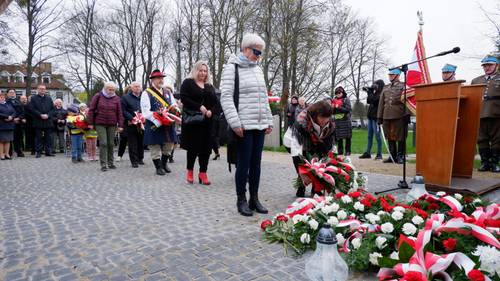 Uroczyste złożenie kwiatów pod pomnikiem podczas obchodów 83. rocznicy Zbrodni Katyńskiej