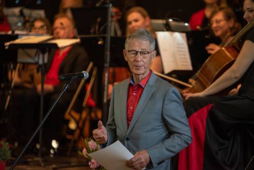Zdjęcie przedstawia prowadzącego koncert.