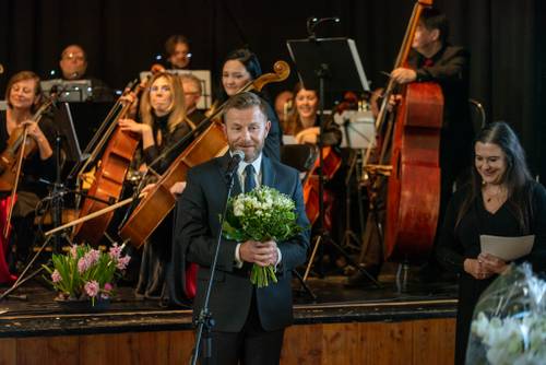 Zdjęcie przedstawia senatora Ryszarda Swilskiego podczas przemówienia.
