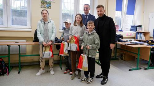 Burmistrz Pruszcza Gdańskiego Janusz Wróbel oraz senator Ryszard Świlski z uczestnikami z SP2