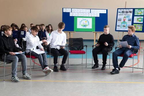 Uczestnicy debaty podczas prezentacji opracowanego tematu.