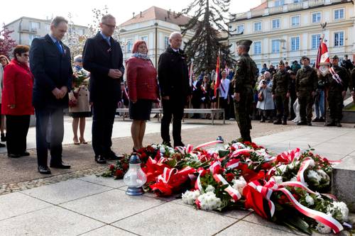 Delegacja Gminy Miejskiej Pruszcz Gdański składa kwiaty pod pomnikiem Nike na Placu Jana Pawła II w Pruszczu gdańskim