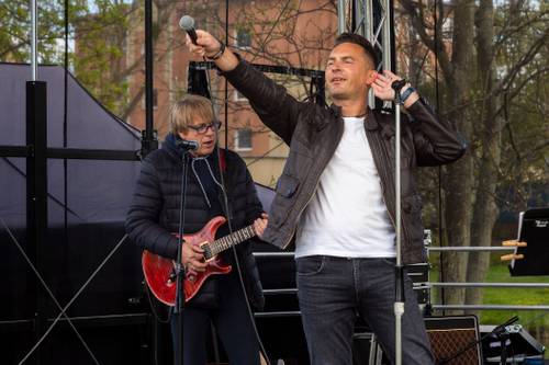 Koncert z okazji rocznicy uchwalenia Konstytucji 3 Maja w parku miejskim w centrum miasta Pruszcz Gdański.
